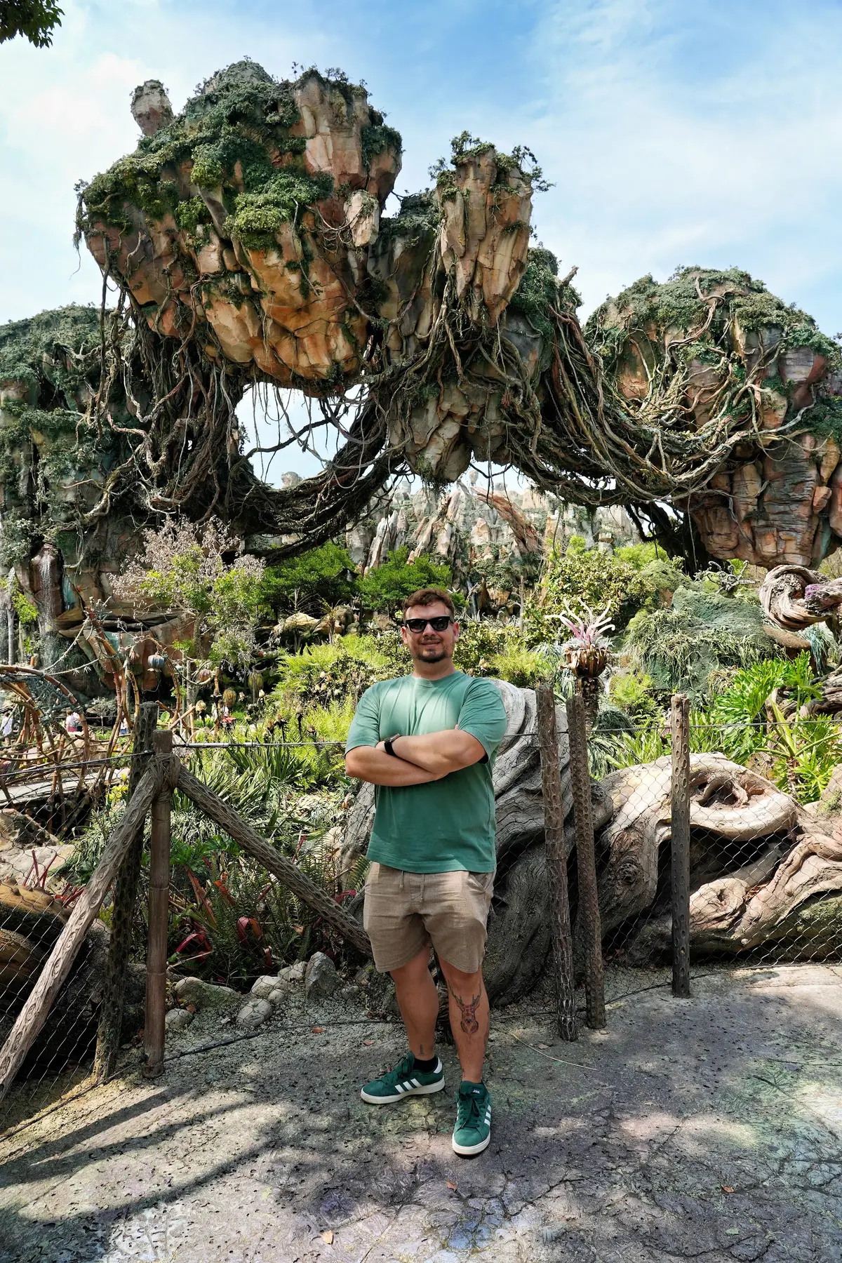 Thomaz de braços cruzados diante das montanhas flutuantes de Pandora, no Animal Kingdom