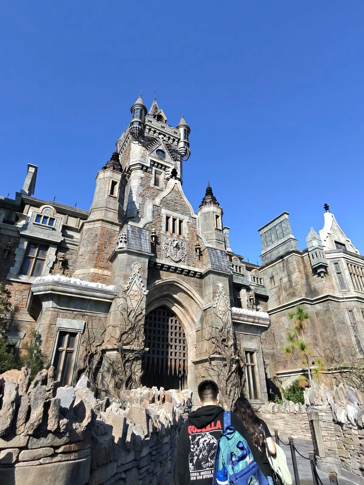 Castelo de Frankenstein no Dark Universe, um dos cinco mundos do Epic Universe, sob céu azul
