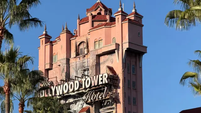 Tower of Terror (Hollywood Tower Hotel) entre palmeiras sob céu azul, no Hollywood Studios da Disney