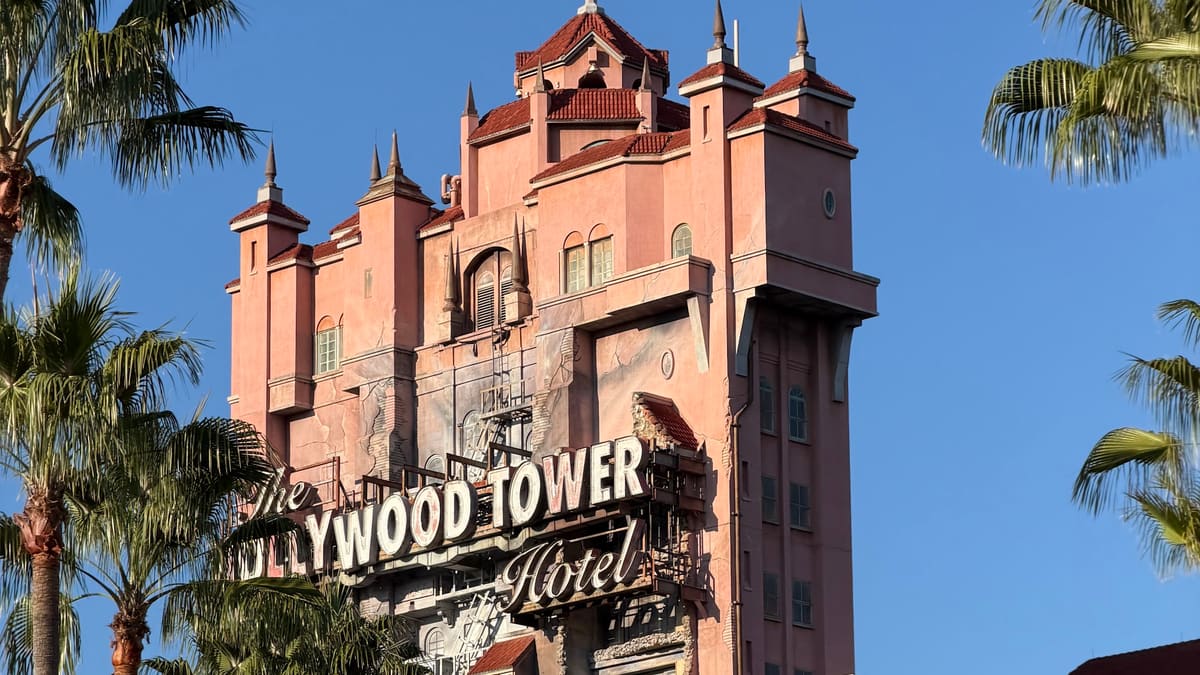 Tower of Terror (Hollywood Tower Hotel) entre palmeiras sob céu azul, no Hollywood Studios da Disney