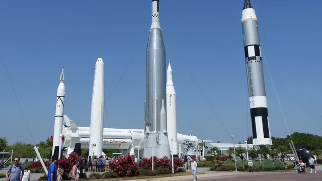 Rocket Garden do Kennedy Space Center, com foguetes históricos da NASA em pé sob o céu azul da Flórida