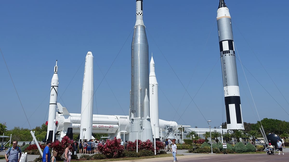 Rocket Garden do Kennedy Space Center, com foguetes históricos da NASA em pé sob o céu azul da Flórida