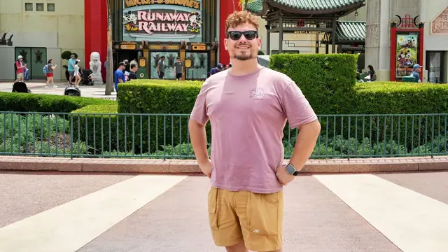 Thomaz no Chinese Theatre, entrada da Runaway Railway, atração com Lightning Lane no Hollywood Studios