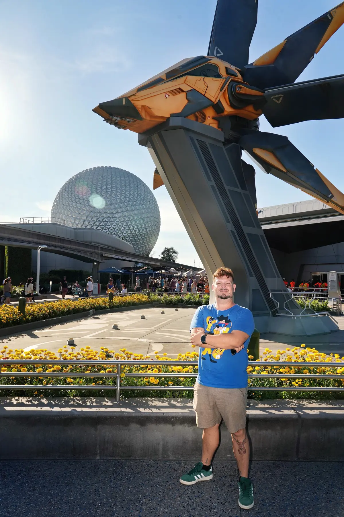 Thomaz diante da nave da Guardians of the Galaxy: Cosmic Rewind, com a Spaceship Earth ao fundo, no EPCOT