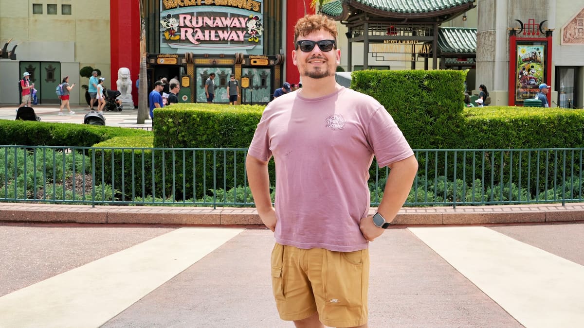 Thomaz no Chinese Theatre, entrada da Runaway Railway, atração com Lightning Lane no Hollywood Studios