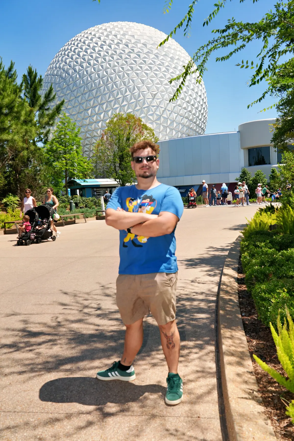 Thomaz, da Desenrola, de braços cruzados diante da Spaceship Earth, na entrada do EPCOT