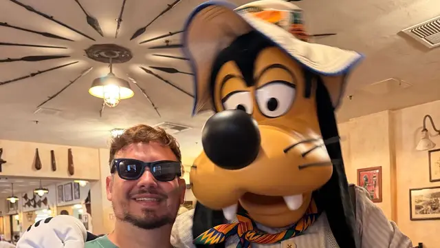 Thomaz com o Pateta em traje de safári no restaurante Tusker House, refeição com personagens no Animal Kingdom