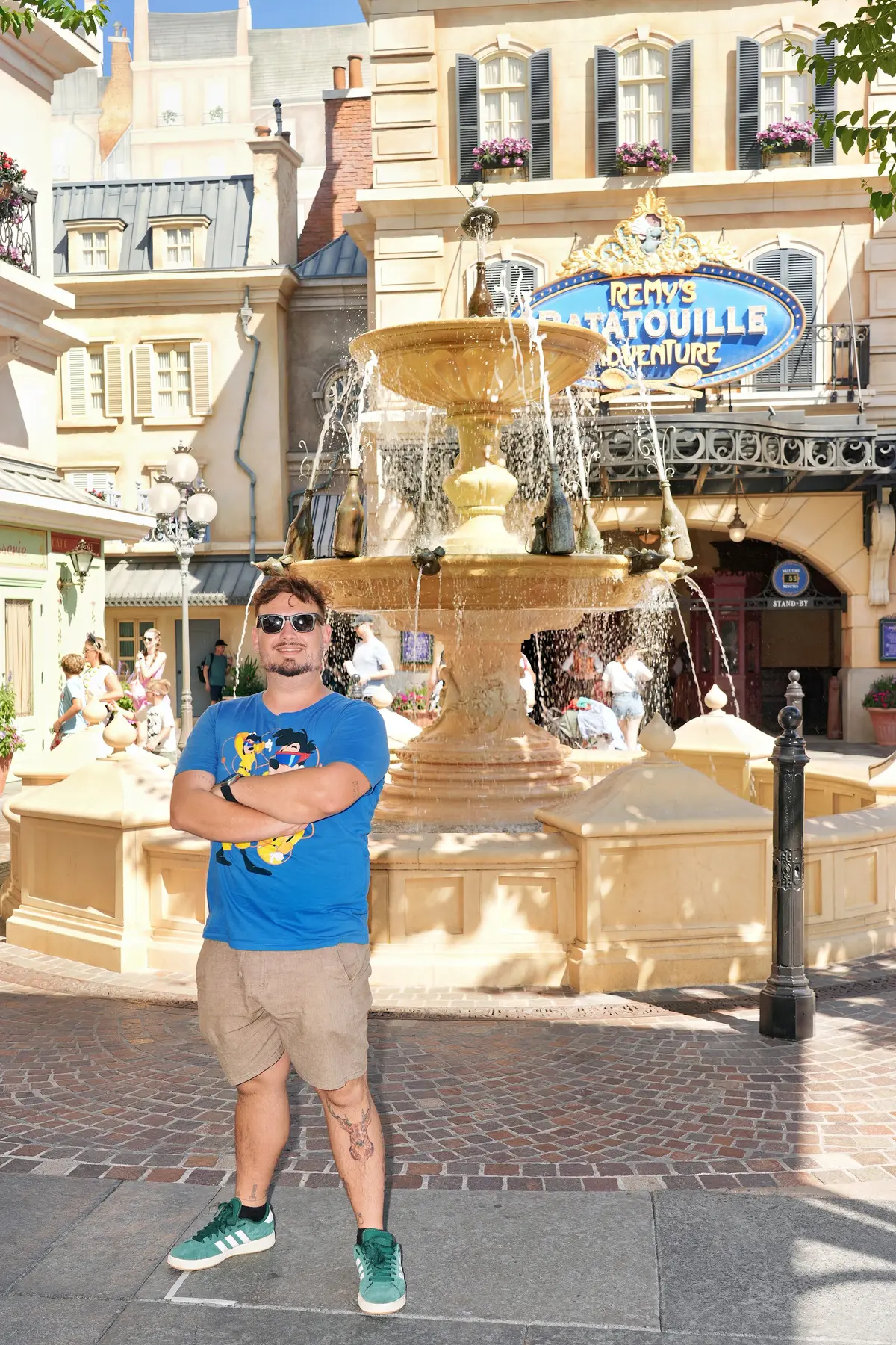 Thomaz diante da fonte do pavilhão da França, no World Showcase do EPCOT