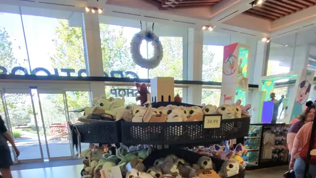 Torre de pelúcias Disney com etiquetas de preço à venda na Creations Shop, loja do EPCOT, em Orlando