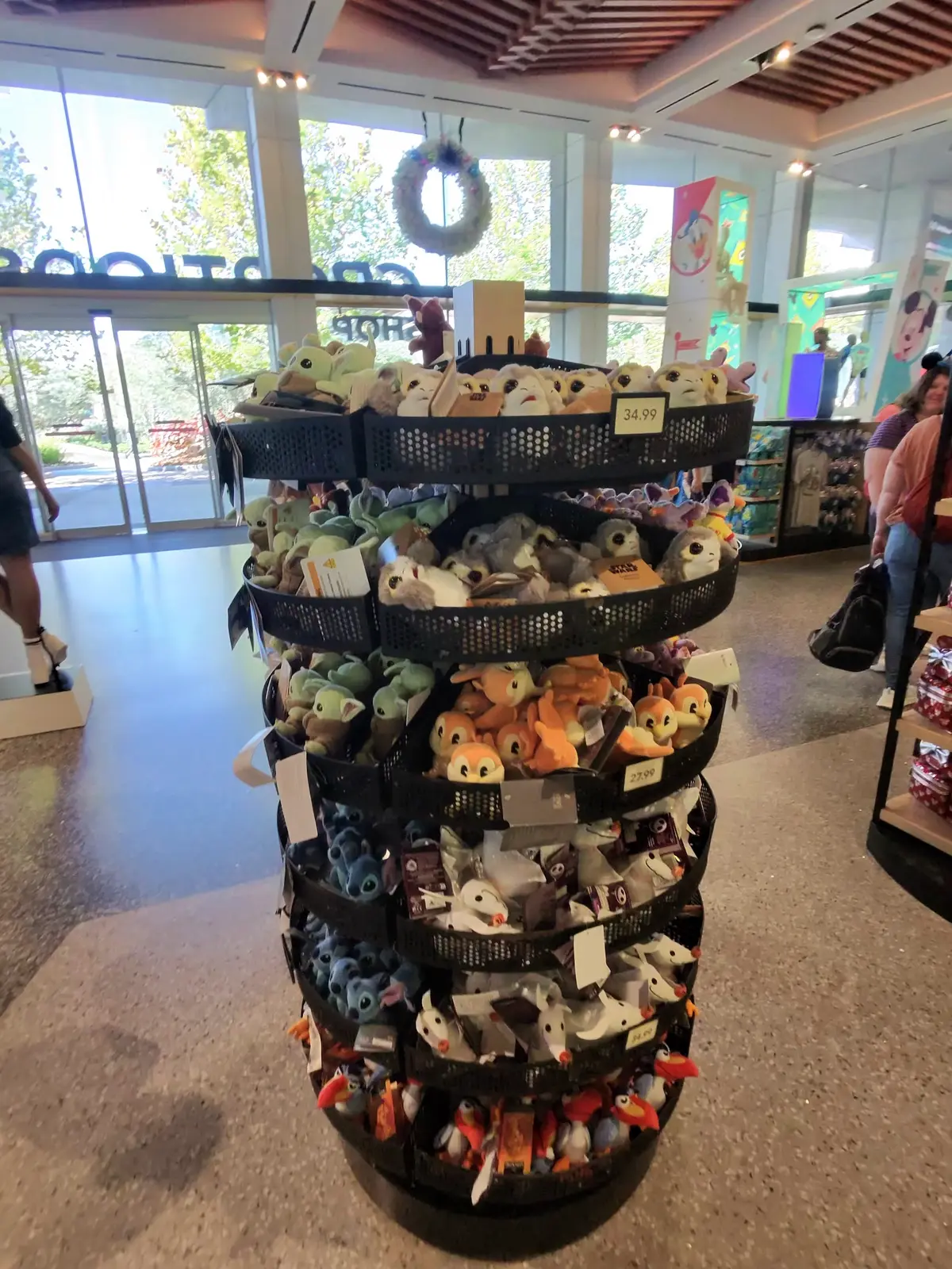 Expositor de pelúcias com etiquetas de preço na loja Creations Shop, na entrada do EPCOT
