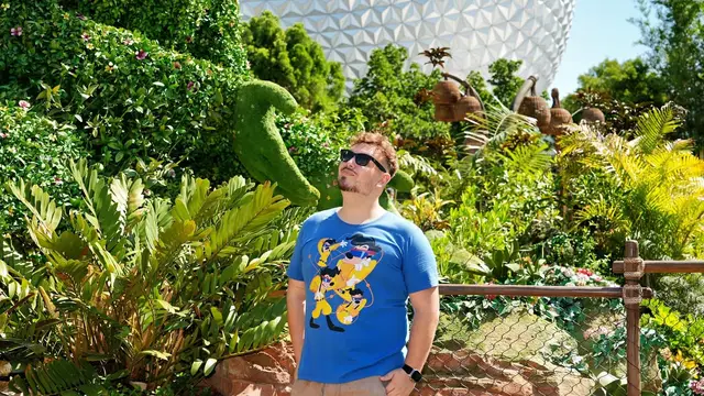 Thomaz diante da topiaria de Te Fiti, com a Spaceship Earth ao fundo, no festival Flower & Garden do EPCOT