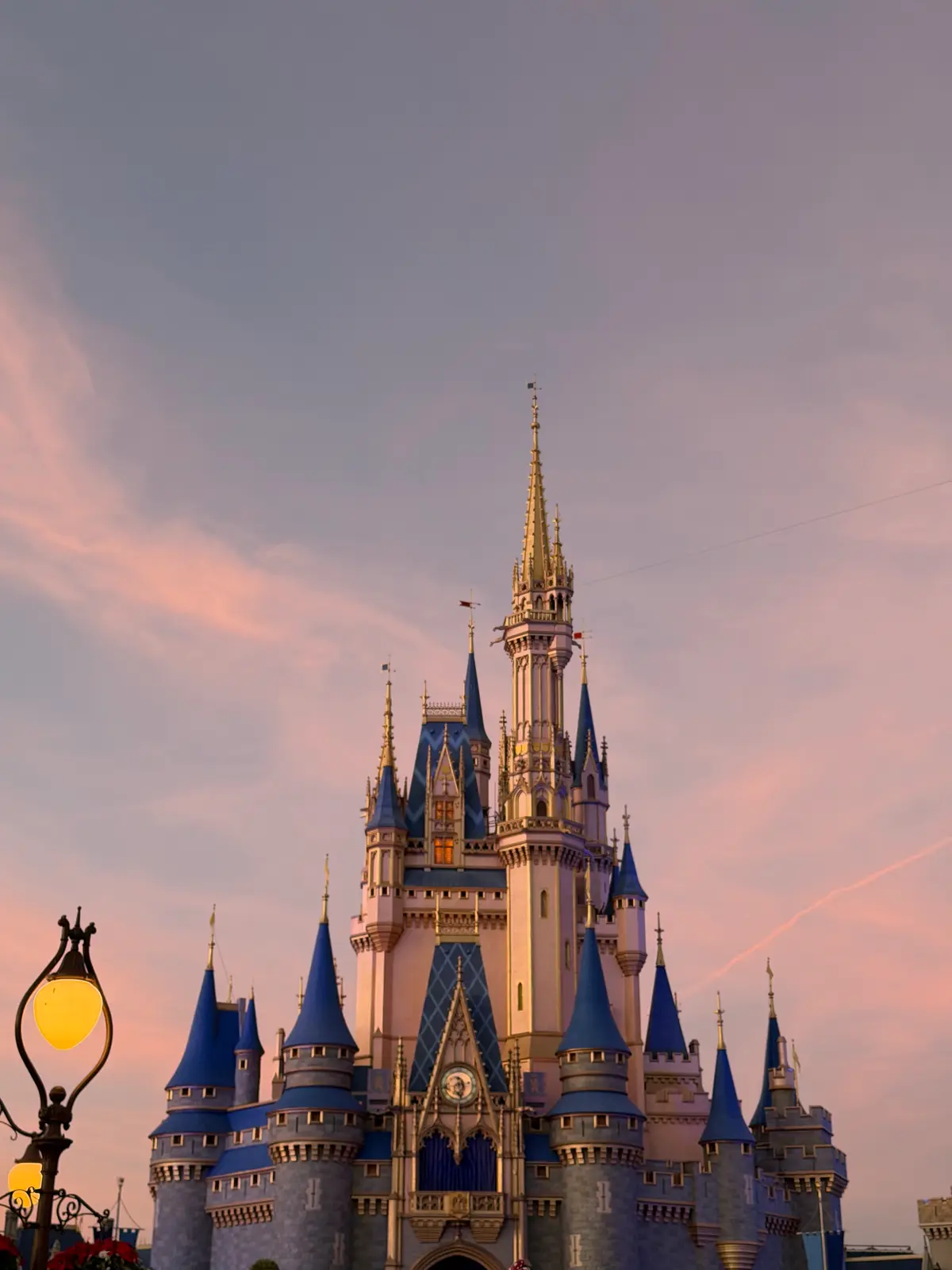 Castelo da Cinderela com céu rosado ao entardecer, no Magic Kingdom