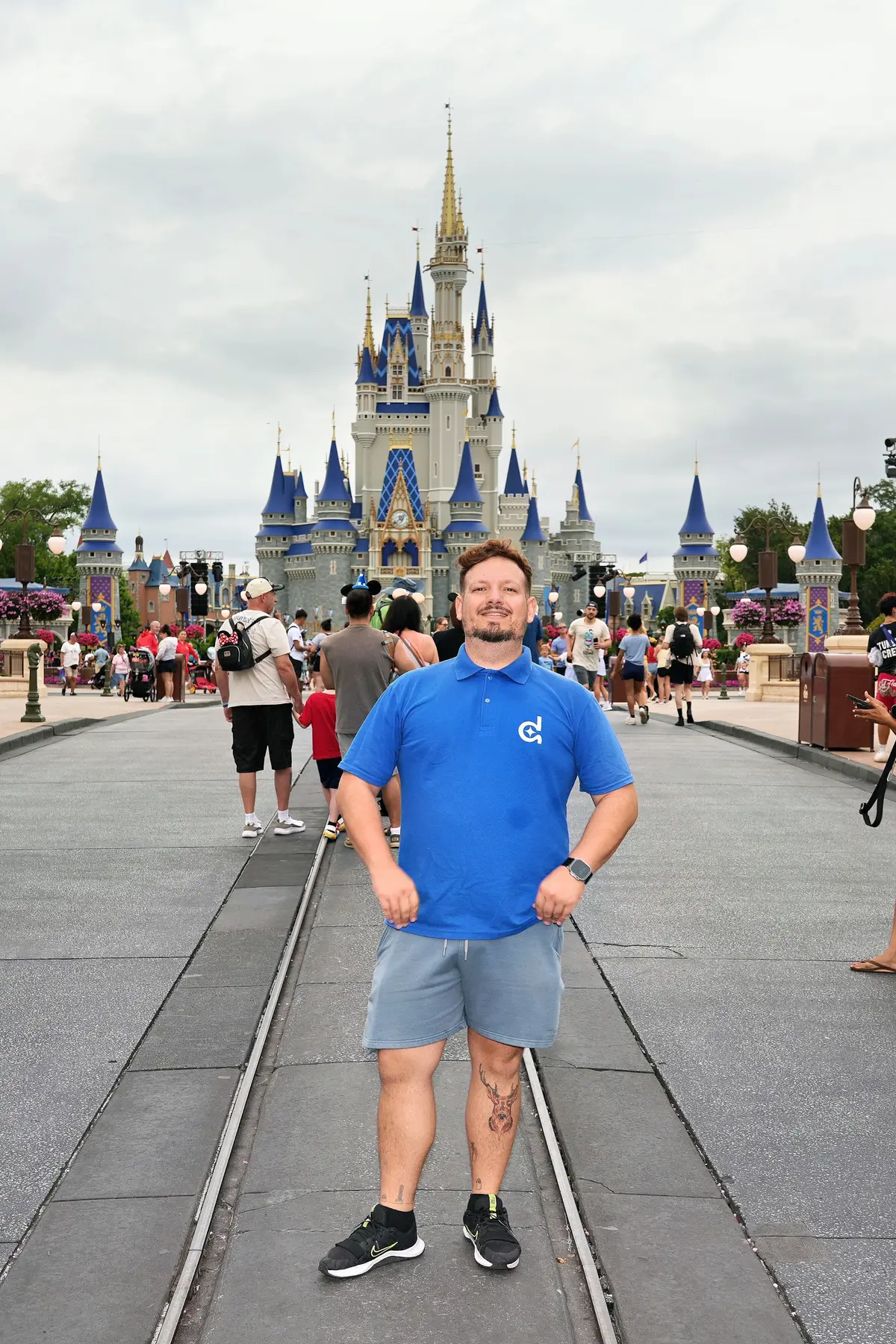 Thomaz nos trilhos da Main Street, U.S.A., com o Castelo da Cinderela ao fundo, no Magic Kingdom