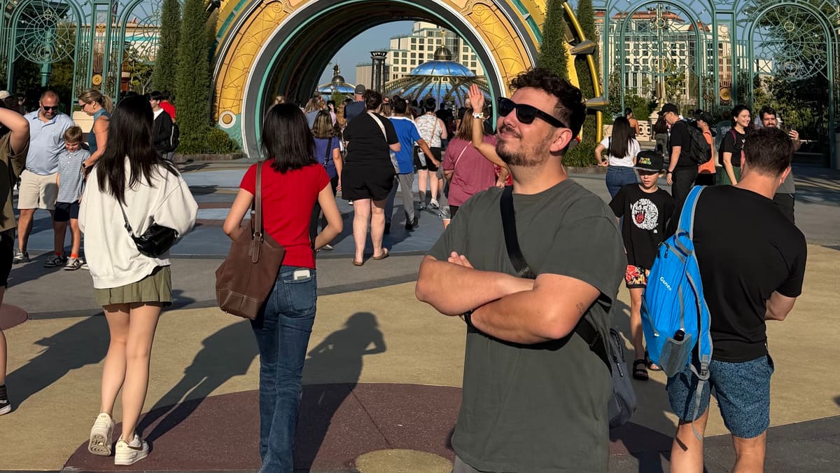 Thomaz, da Desenrola, de braços cruzados diante do portal de entrada do Epic Universe, na Universal Orlando