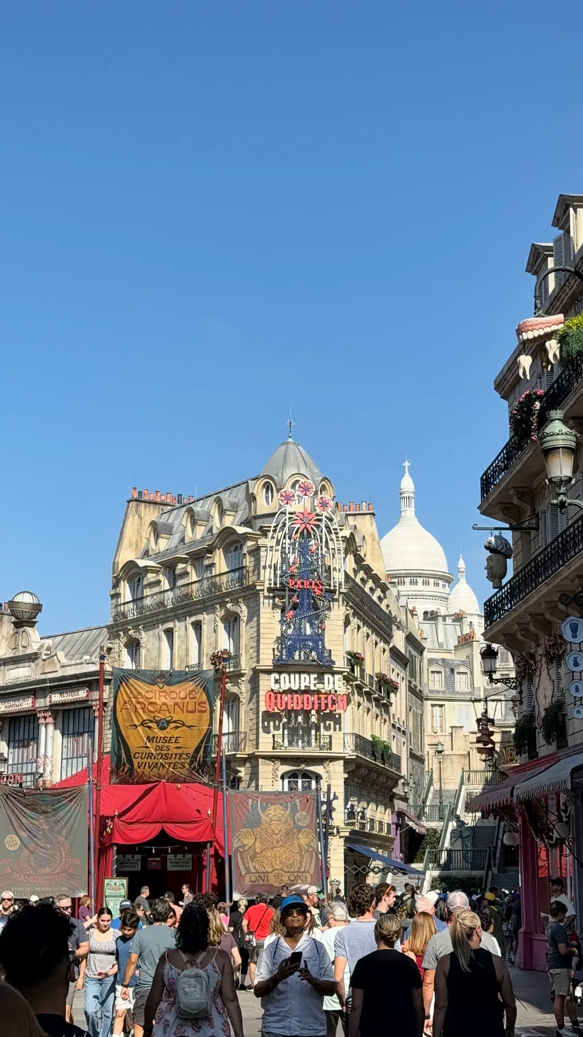 Rua de Paris bruxa com o Le Cirque Arcanus e o Coupe de Quidditch, na área de Harry Potter do Epic Universe