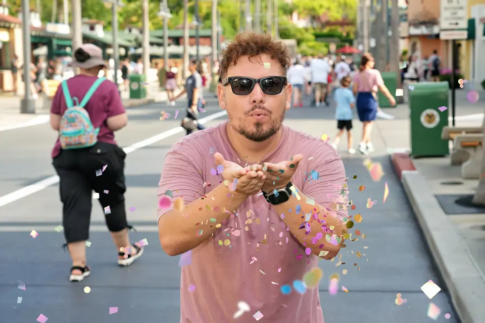 Thomaz, da Desenrola, sopra confete colorido em direção à câmera na Hollywood Boulevard