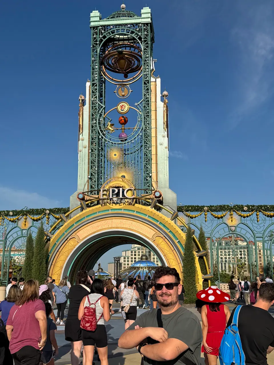 Thomaz, da Desenrola, em frente ao portal do Epic Universe, parque novo da Universal Orlando
