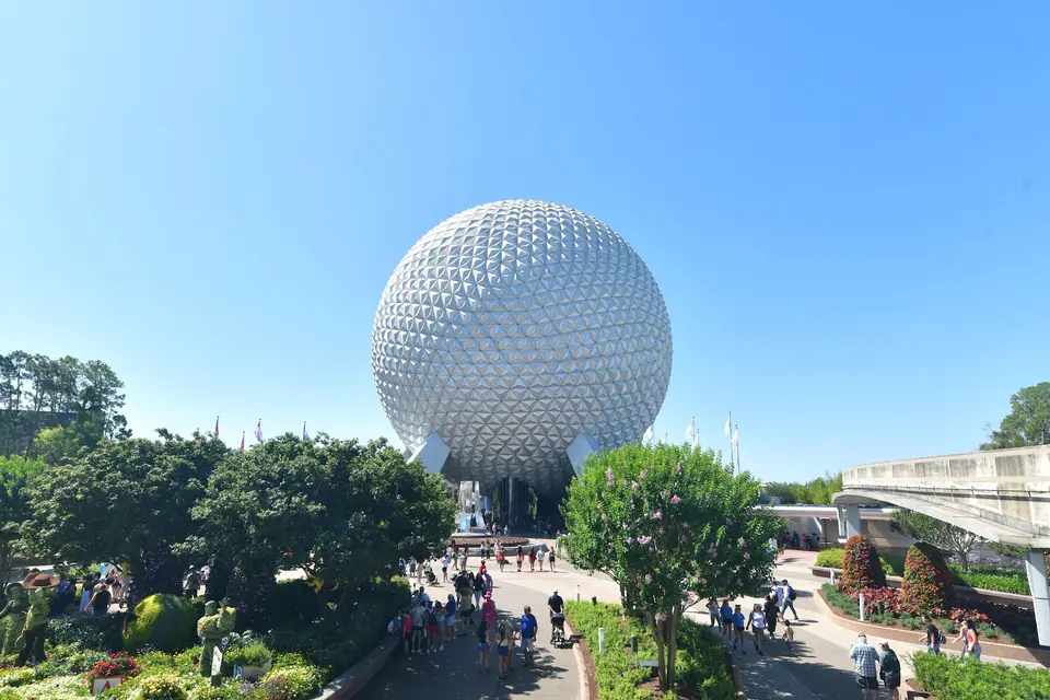 Spaceship Earth, o símbolo do EPCOT, cercada de jardins