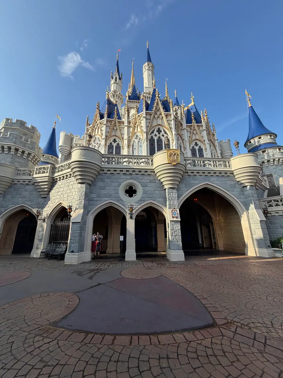 Castelo da Cinderela no Magic Kingdom em dia de céu azul