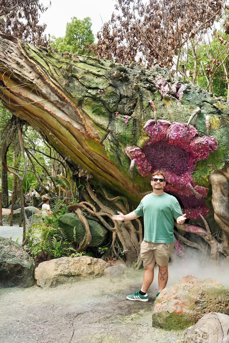 Thomaz mostrando Pandora, no Animal Kingdom, como guia brasileiro na Disney