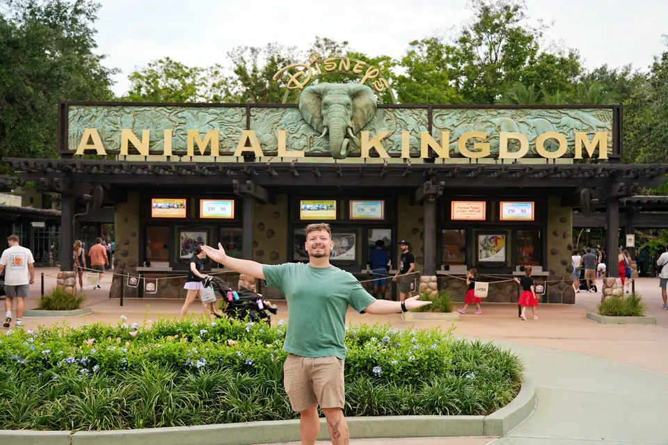 Thomaz na entrada do Animal Kingdom, na Disney em Orlando