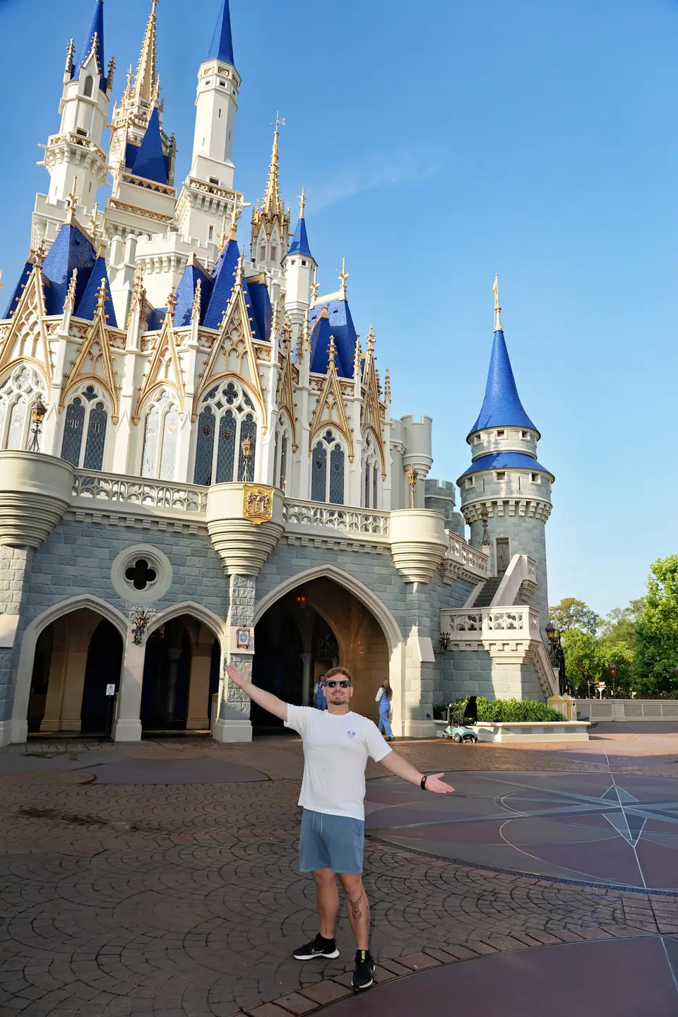 Thomaz, da Desenrola, de braços abertos em frente ao Castelo da Cinderela, no Magic Kingdom