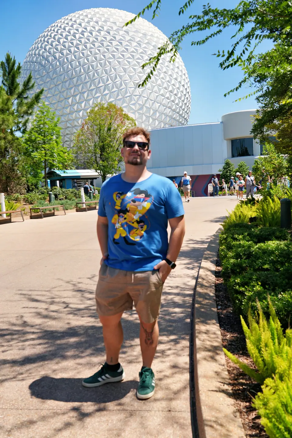 Thomaz no caminho do EPCOT com a Spaceship Earth ao fundo