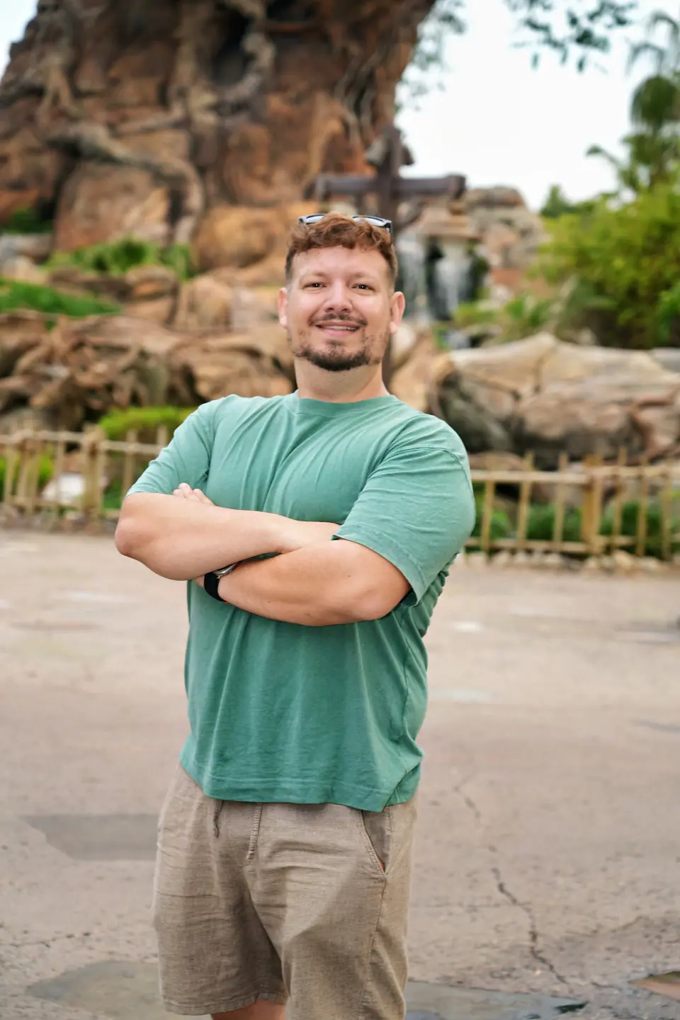 Thomaz, da Desenrola Turismo, de braços cruzados no Animal Kingdom