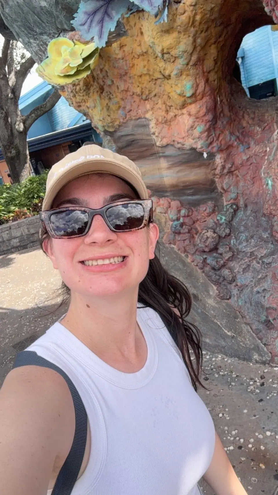 Camila, da Desenrola, de boné junto ao tronco esculpido da Árvore da Vida, na Discovery Island do Animal Kingdom