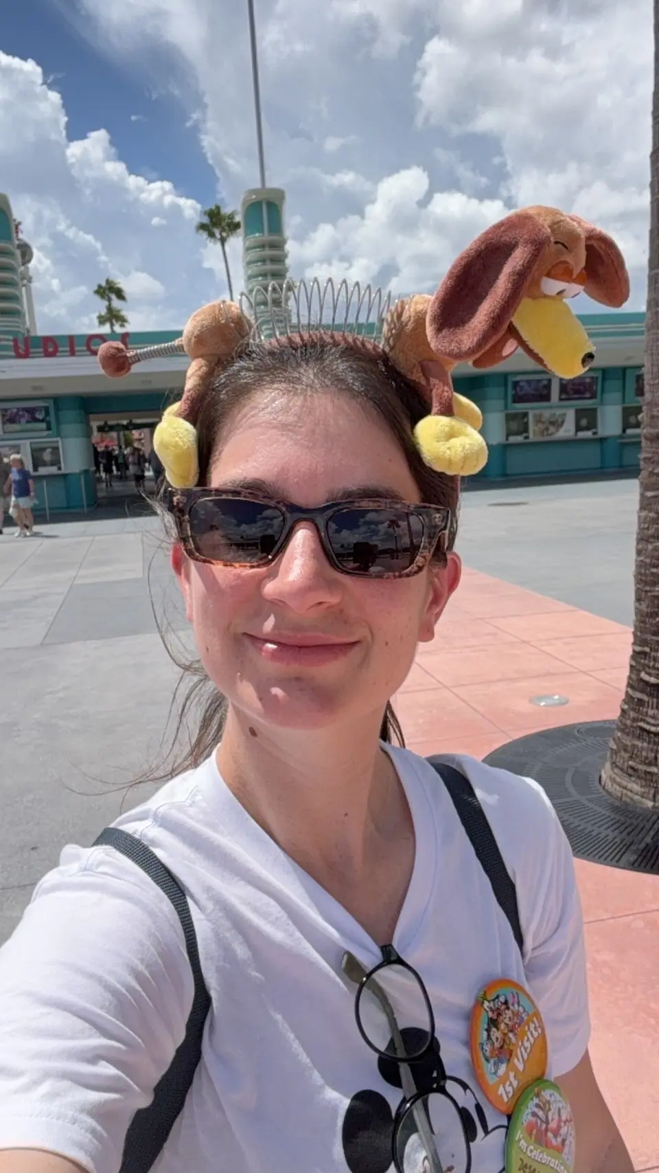 Camila, da Desenrola, com orelhas do Slinky Dog no Hollywood Studios