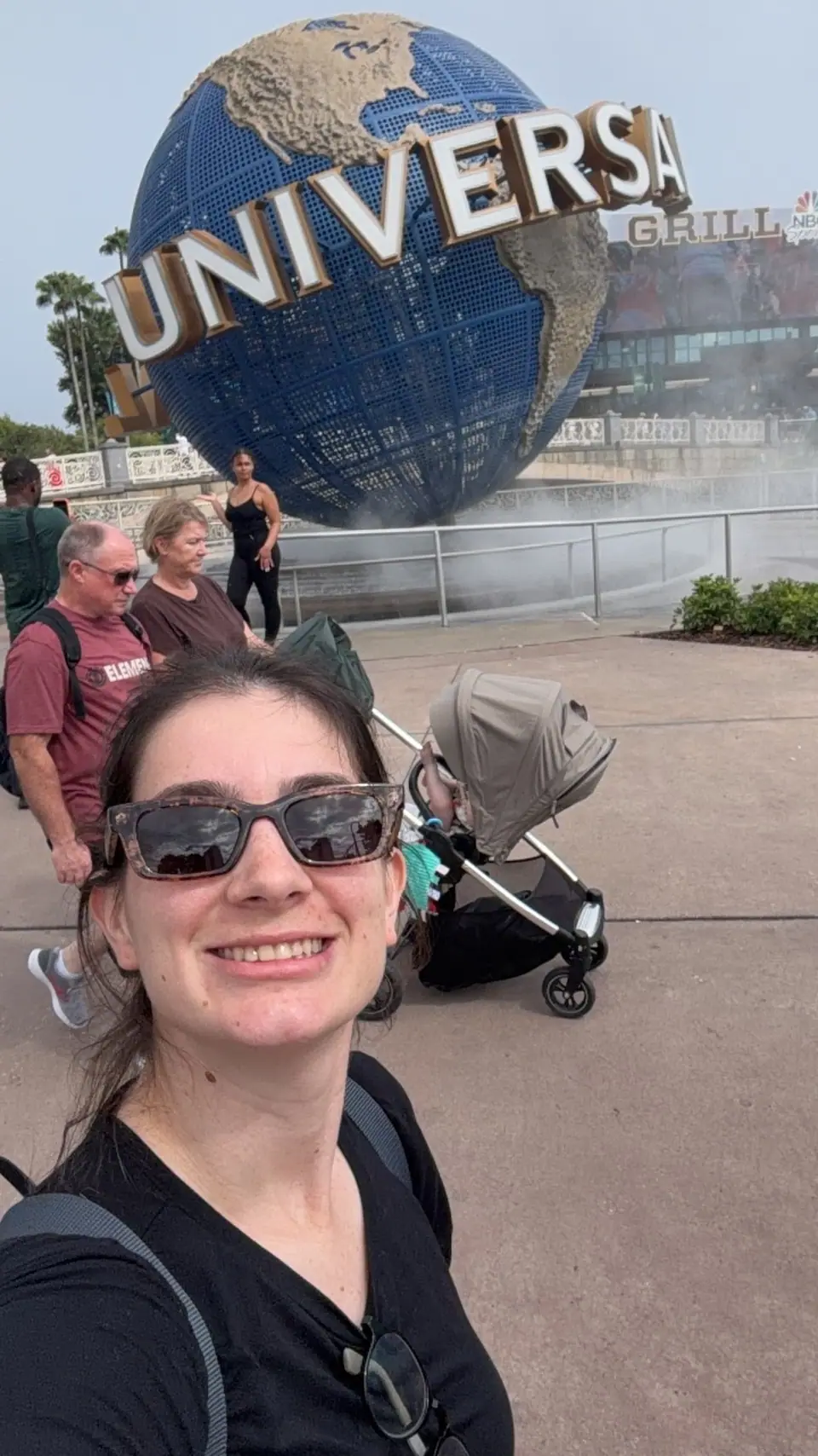 Camila, a Bússola da Desenrola, diante do globo da Universal Studios, em Orlando