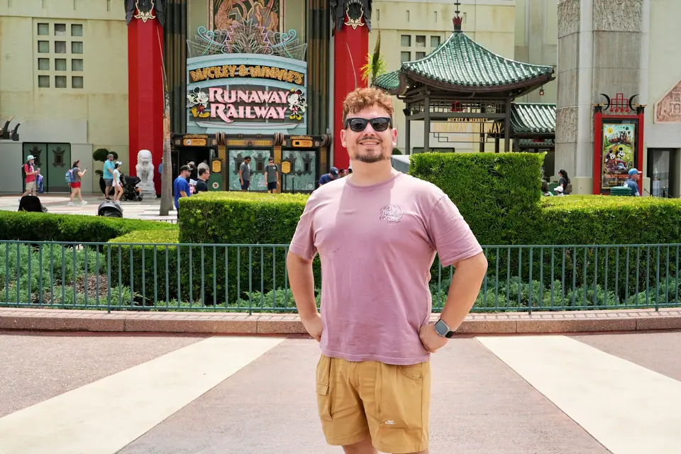 Thomaz, da Desenrola Turismo, em frente ao Chinese Theatre, no Hollywood Studios
